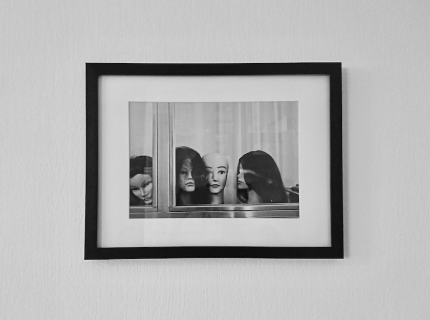 copyright-2020-zlatana-knezevic-karantantider-lockdown-times-kika-in-och-ut-1-looking-in-and-out-1-inramat-fotografi-framed-photograpgh