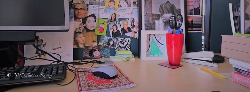 Med skrivbordet som stöd photo by Zlatana Knezevic